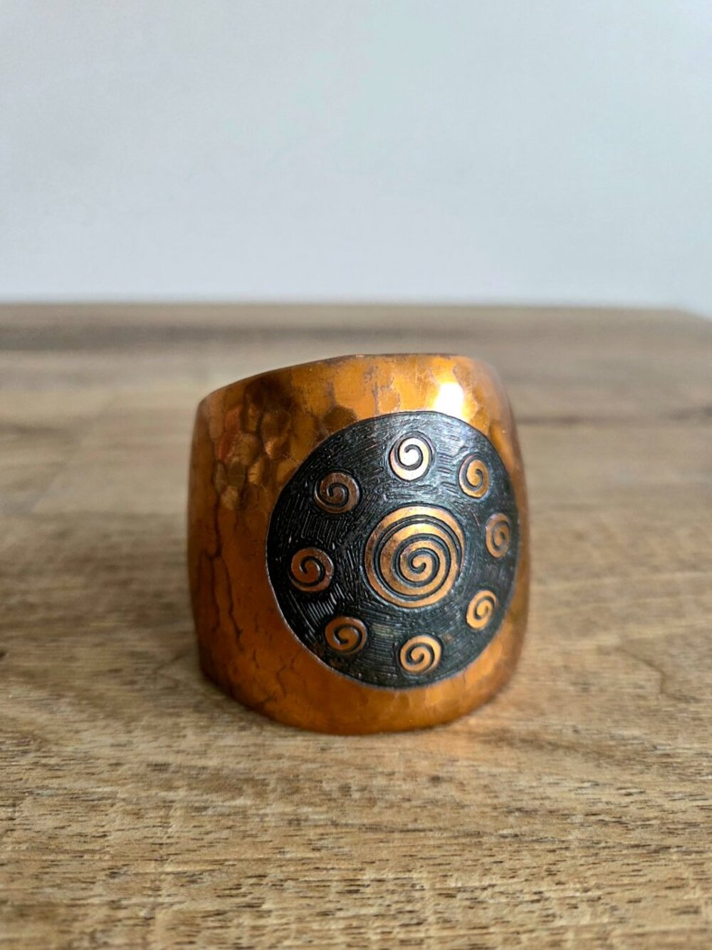 Vintage 1970s Moda Hand Made Hammered Copper Cuff Bungle Bracelet Native Tribal - Picture 2 of 9